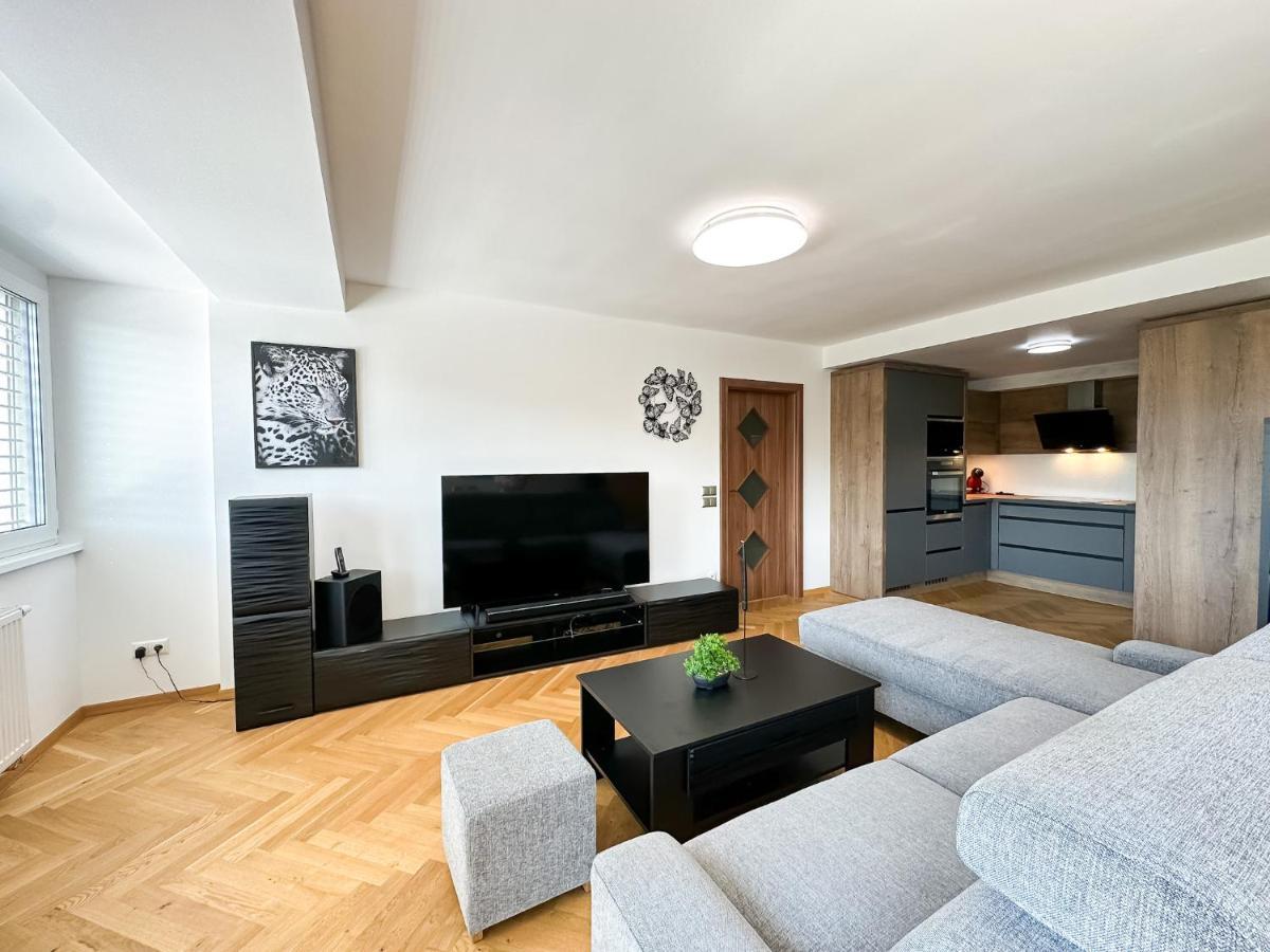 Lux Residence, A/C, Vip Parking, City View 반스카비스트리카 외부 사진